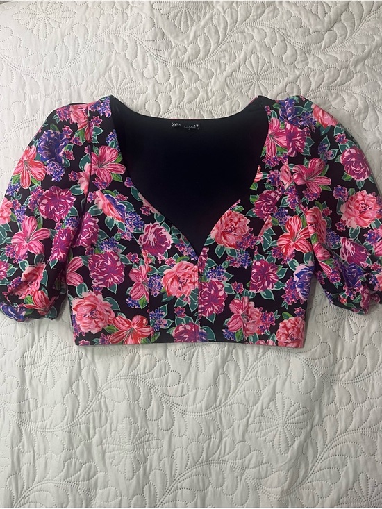Zara Tops - Zara Floral V-Neck Crop Top! With puff sleeves. Medium